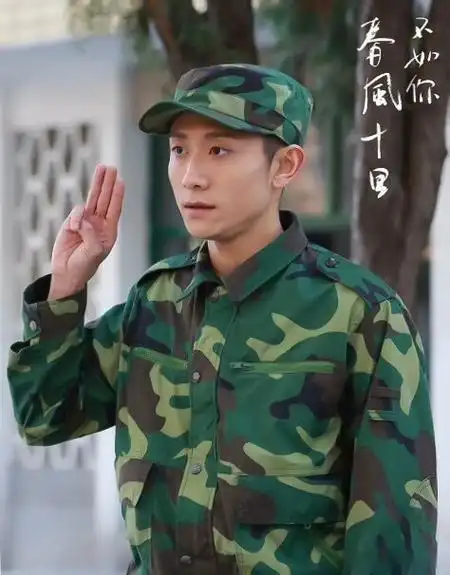 " 与秋水张一山 并肩,以坚定的眼神直面军训的严苛;携手顾燕帧许凯