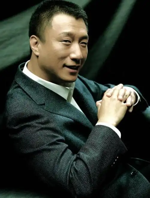 话说孙红雷比赛拿奖以后,就开始在歌舞厅里演出,最开始的时候,每场是