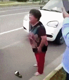 全网超火大妈打架的表情包gif 一组笑死人的大妈互踢表情-腾牛个性网