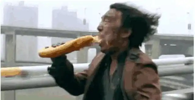 在看看影帝黄渤吃面包的样子,《疯狂的石头》里面他还只是一个跑龙套