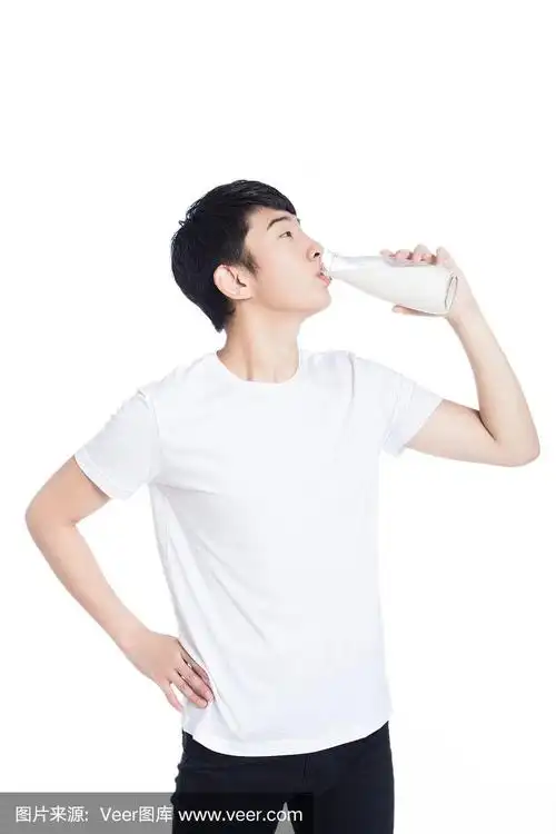 喝牛奶的年轻人