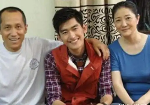 张翰一家三口真正全家福照片资料 张翰老婆叫什么名结婚照曝光