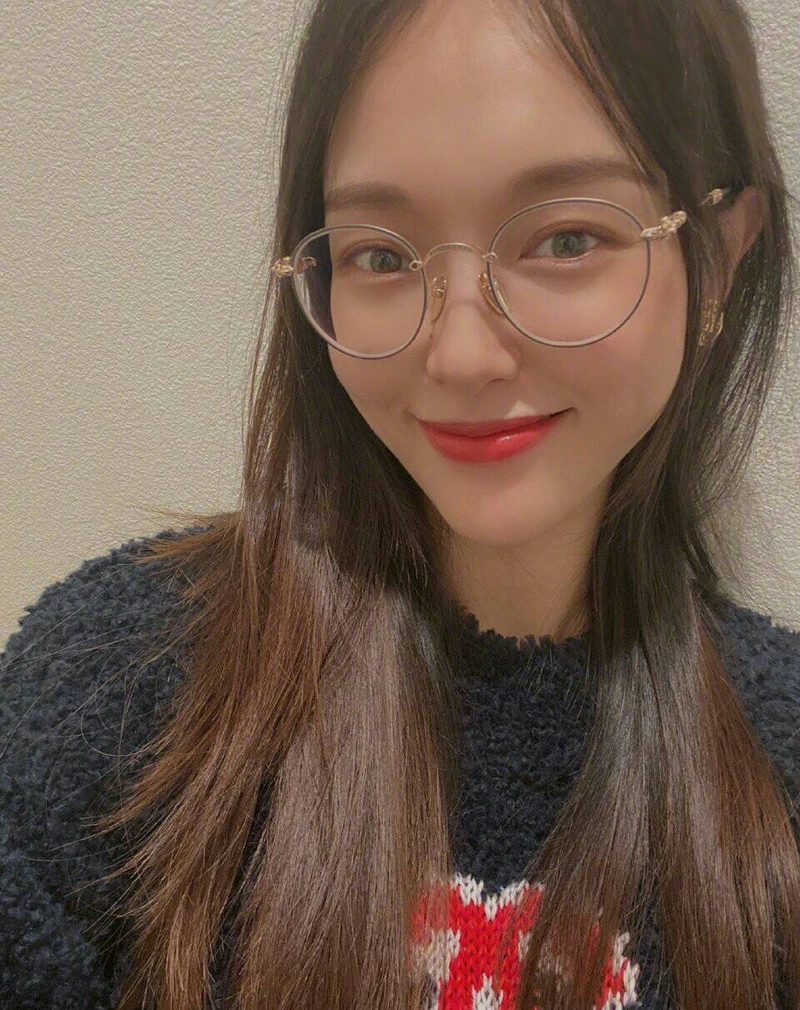 唐嫣圣诞节自拍戴眼镜甜笑无任何发福迹象