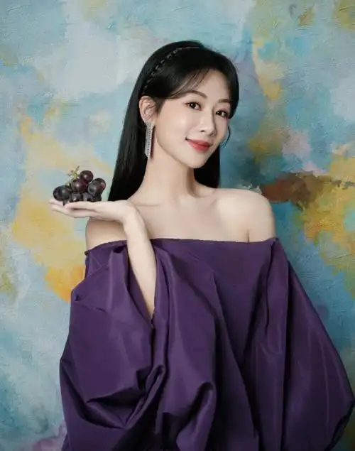 这款礼服完美地展现了杨紫的好身材,同时也凸显了她的端庄与大气.