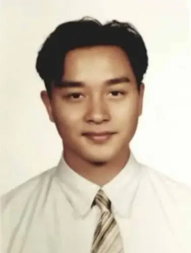 神仙哥哥张国荣证件照罕见曝光白衬衣花领带精神帅气