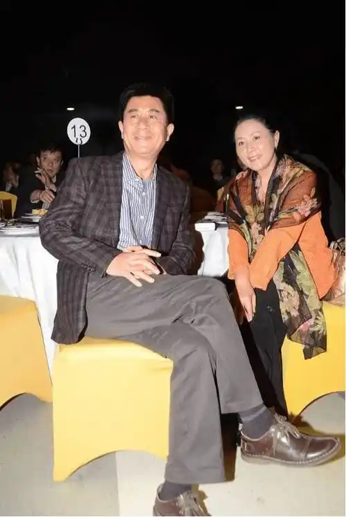 他的第二任妻子,是尤勇的前妻,一家人如今很幸福_郭凯敏_张芝华_张瑜