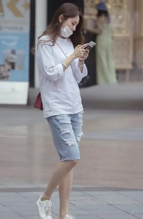 路人街拍,脚下踩着一双小白鞋,穿出了清新唯美的效果_手机搜狐网