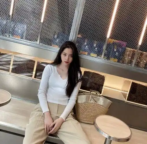 原创欧阳娜娜解锁拍照新技巧黑t恤配健美短裤和洗衣机合照好酷