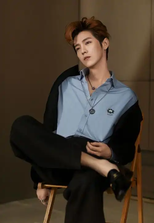 鹿晗侧拍花絮释出栗色短发蓬松有型跷二郎腿超帅气