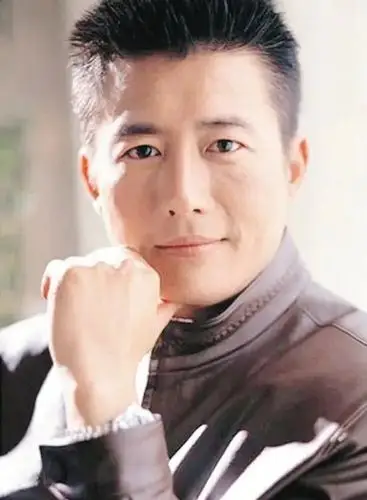 高曙光庆余年里的范建年轻时和绫濑遥好像啊