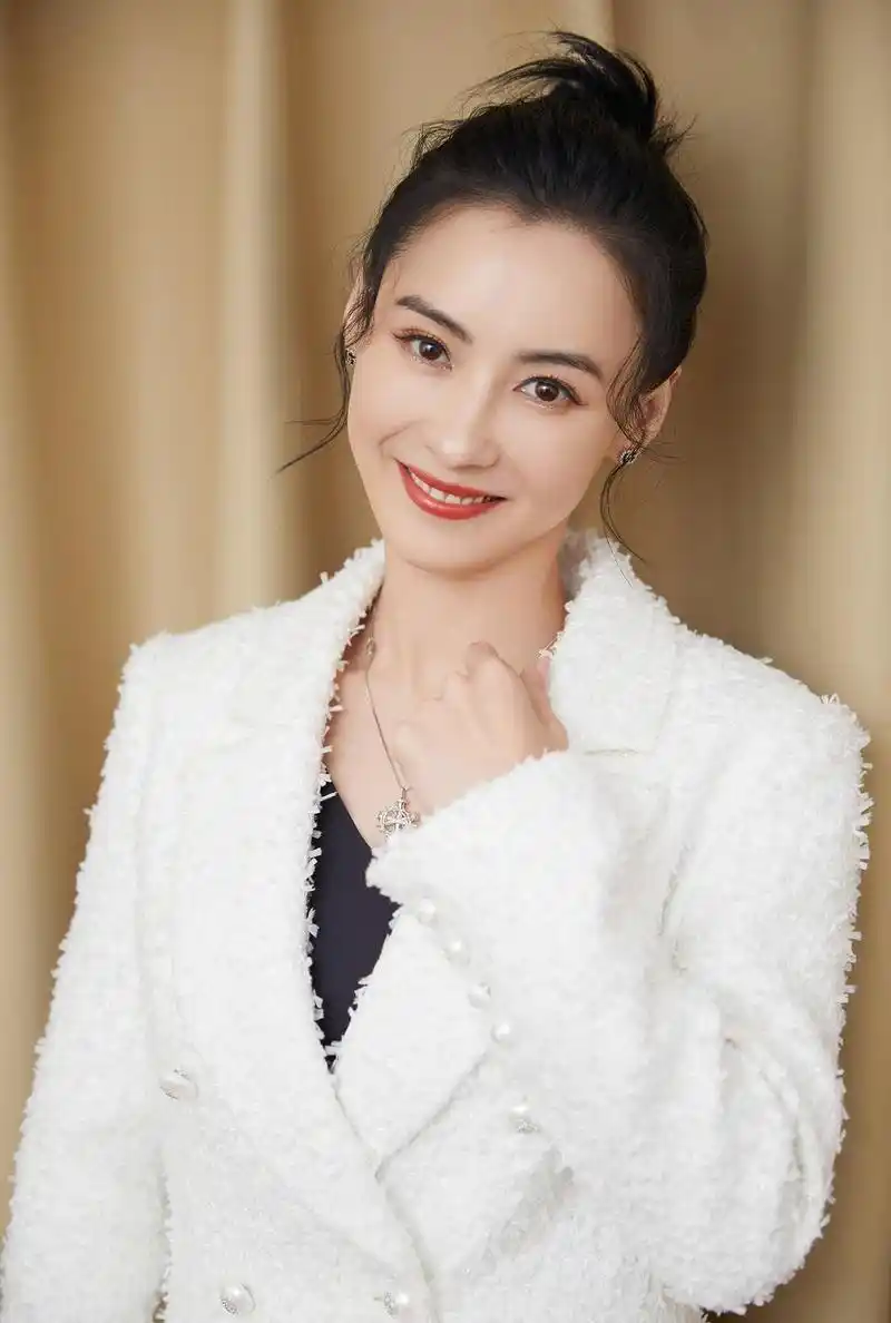 走上另一条路 张柏芝的故事反映了娱乐圈的种种风云变幻,她的个人经历