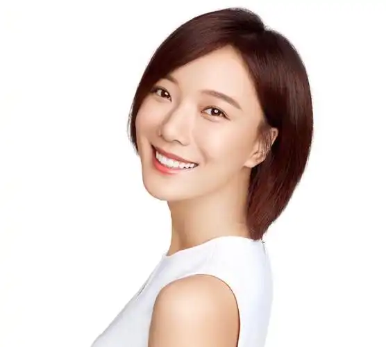 王珞丹一袭白色长裙简约大方,柔美中多了干练气息!