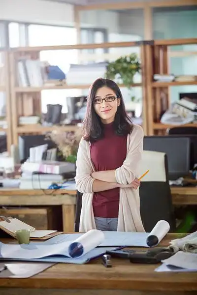 女建筑设计师在办公室的肖像_全景网