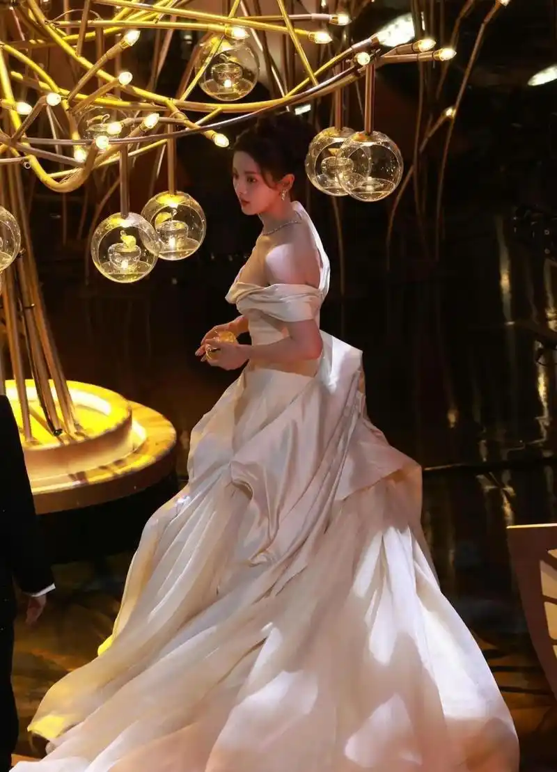 杨超越低胸礼服长裙出席活动,超有气质,更没想到还超有料!