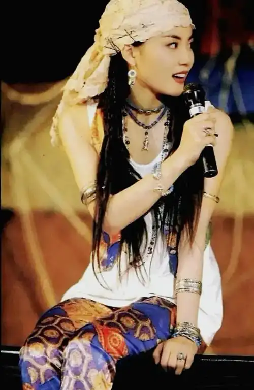 王菲年轻时这个造型确实很美长发的她甚至很惊艳