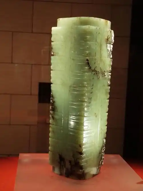 镇馆之宝—十节玉琮,天圆地方造型.