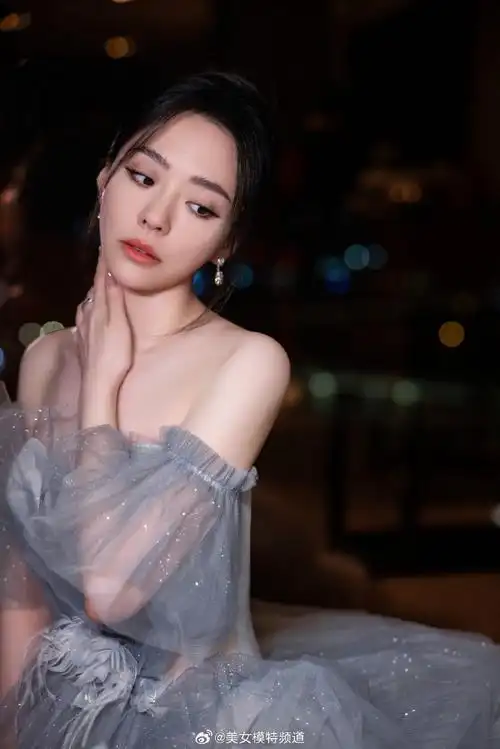 张靓颖唯美穿搭