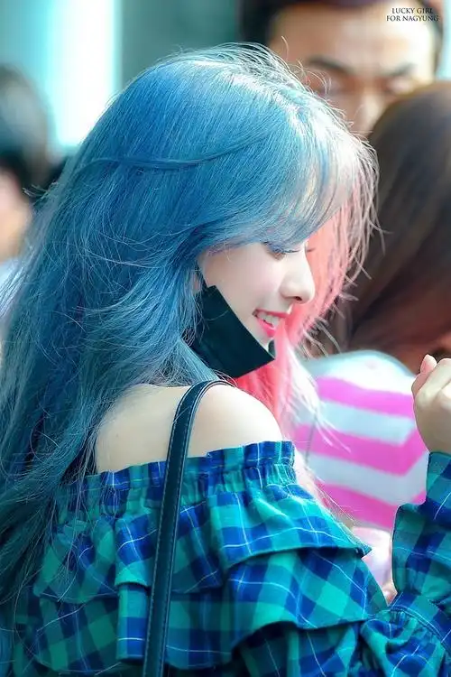 求蓝发美女头像