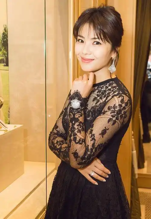 刘涛真是越老越气质,穿连衣裙用"黑纱"礼帽遮面,好有贵妇范儿_黑色