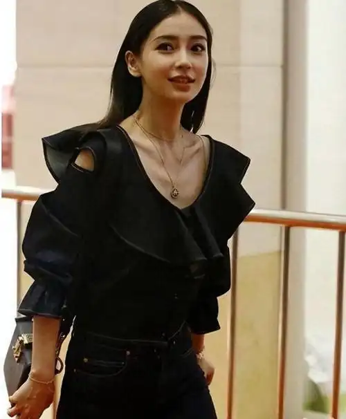 杨颖消失三月"重出江湖",瘦成纸片人?