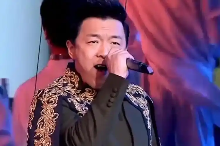 黄渤不愧是歌手出身!一首爱与愁唱的比原唱还好听,惊艳全场