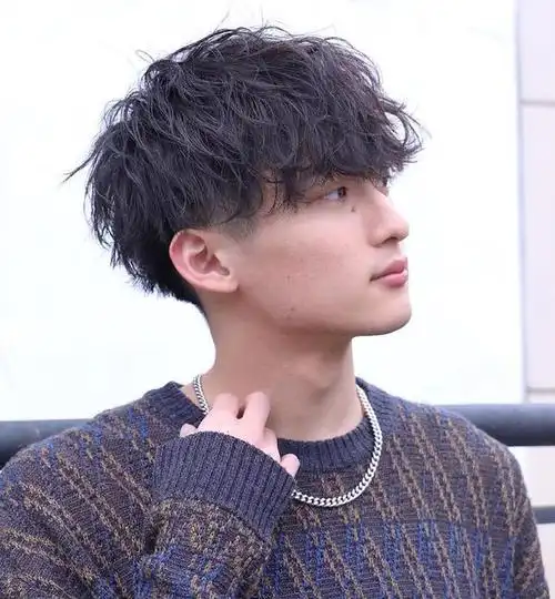 比如对于微胖的男士来说,一款合适的发型,就能让你大不一样