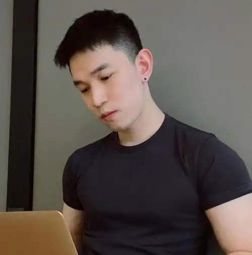 比如上面这款两边铲短发,把周围的头发全部剪短,干净又利落,剪起来很