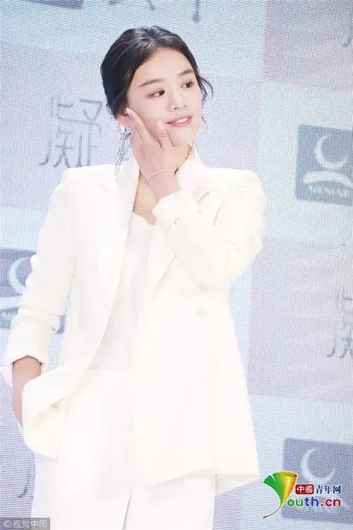 马思纯一身白西装清爽干练 露"海绵宝宝微笑"