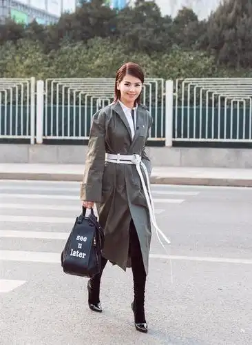 刘涛出席春晚彩排现场,身穿一袭修身风衣配长筒靴亮相央视春晚彩排