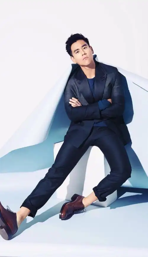 彭于晏现身机场变彭大叔, 黑色外套温暖前行, 挡不住依旧搞怪表情