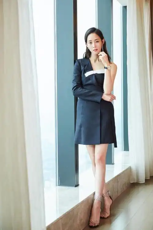 张钧甯白色露腰长裙(张钧甯一身香槟色西装飒丽有型)(7)