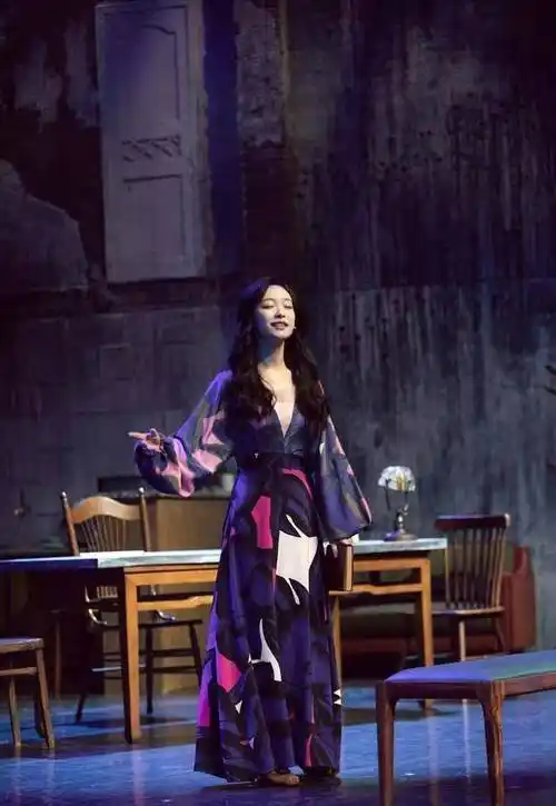 倪妮演话剧处女秀太惊艳,穿旗袍盘靓条顺风情万种_舞台_演技_照片