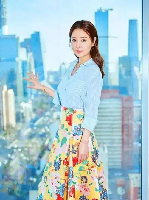 林心如的"娃娃脸"真耐看,穿无袖连衣裙配长卷发,像90后姑娘_色彩_少女