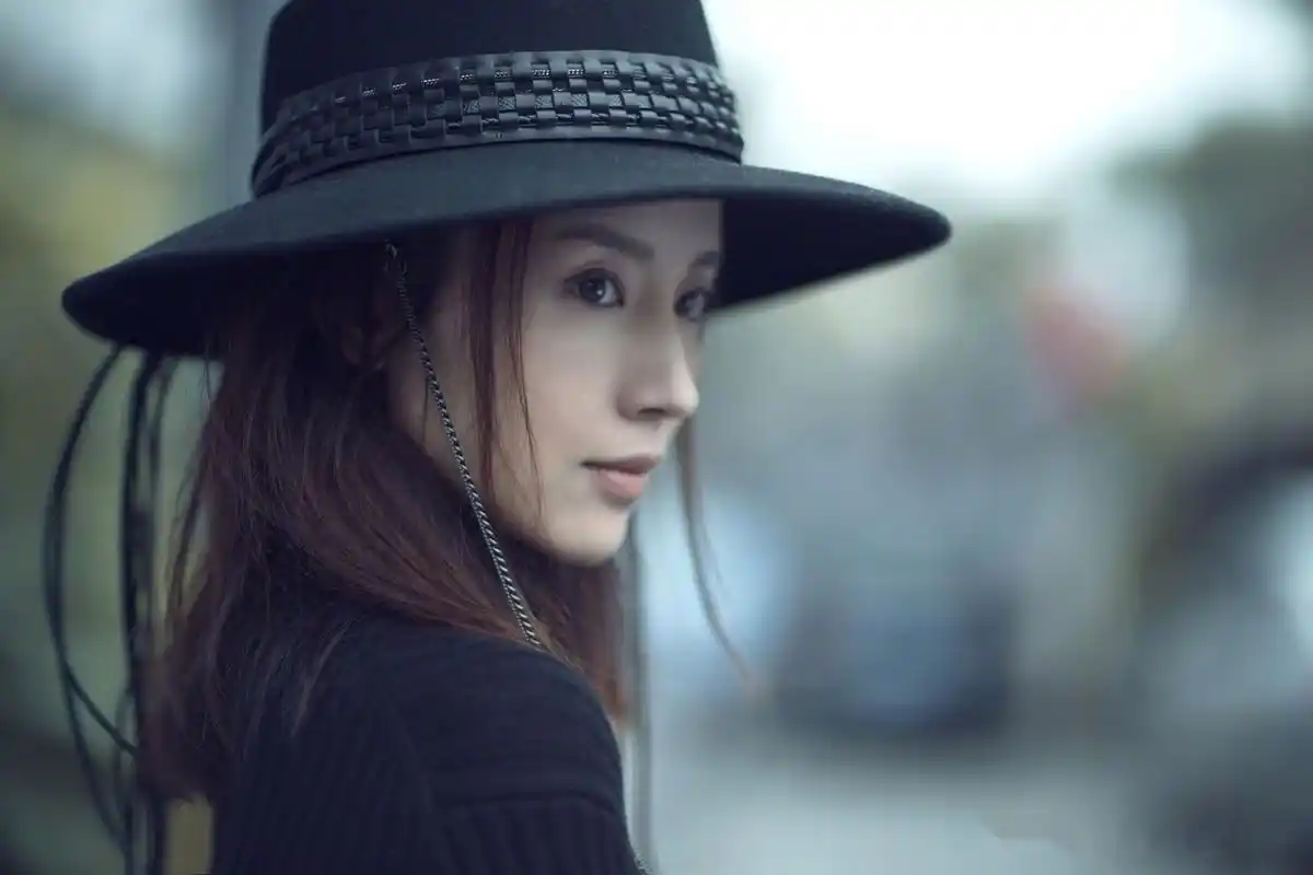 无论经历多少风雨,携带着更多沉淀与可能性,沉着前行,自在而坚定.