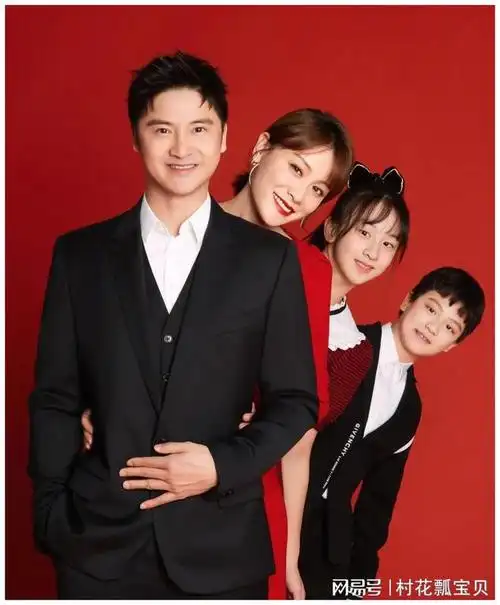 田亮叶一茜一家四口拍全家福