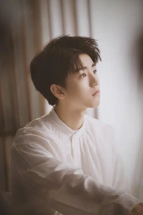 王俊凯一袭白衣更加凸显其纯洁无瑕的气质
