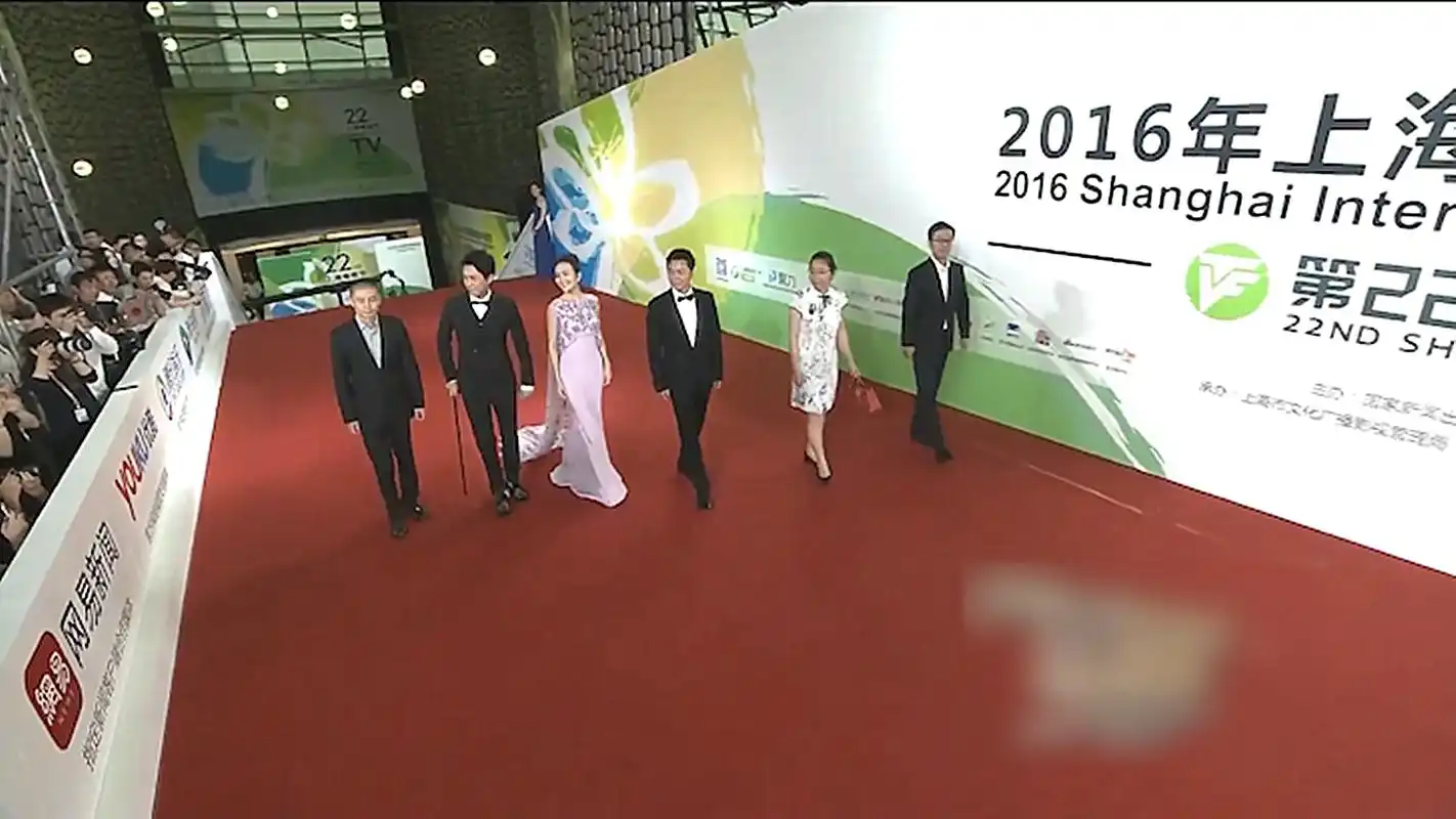 靳东拿拐杖戳王鸥臀部引热议,得知背后原因,网友:错怪靳东了