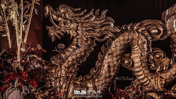在婚礼现场加入龙凤泡雕,可以给人带来强烈的视觉冲击感.