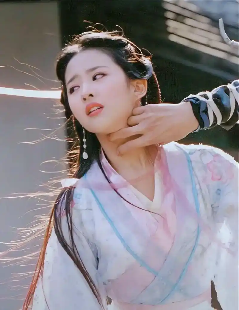 独有的古装韵味.刘亦菲2003年神仙姐姐王语嫣一角崭露头角, - 抖音