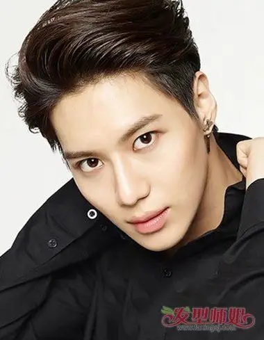 男生剃鬓角后梳短发发型