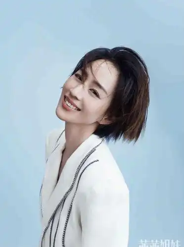 淡雅的妆容也能衬托出她迷人的气质,不得不说,张钧甯的短发造型给人