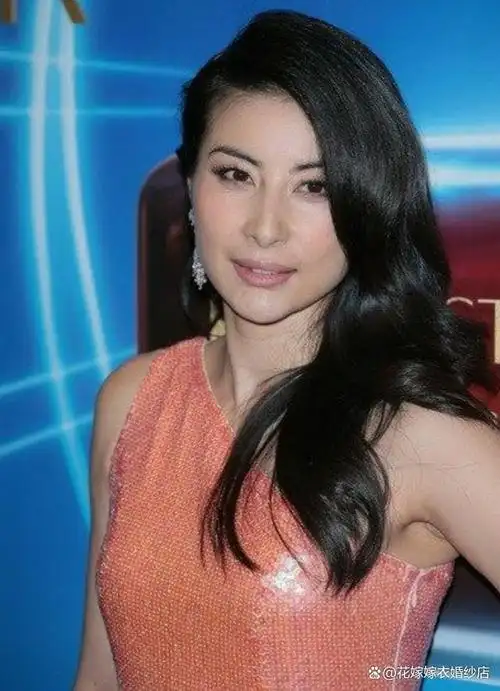 1981年出生于河北省保定市的郭晶晶,从小就展现出了对跳水的独特天赋.