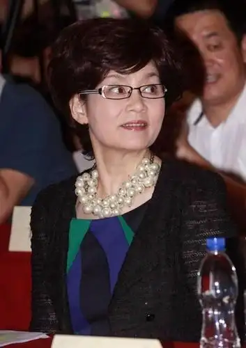 65岁潘虹气质高贵,戴葡萄珍珠项链却不俗气,一般人真驾驭不住