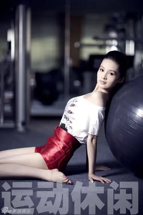 新浪娱乐讯 近日,李沁为某杂志拍了一组运动时尚大片,轻薄运动装的她