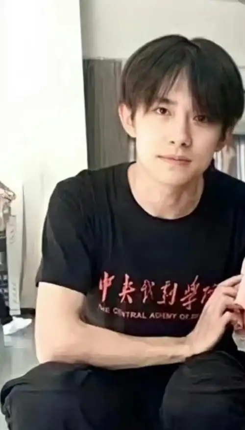 240208粉丝热议易烊千玺素颜亮相自然魅力引无数赞叹