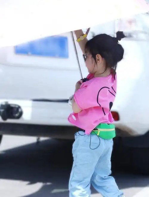 戚薇女儿lucky打伞丸子头呆萌可爱