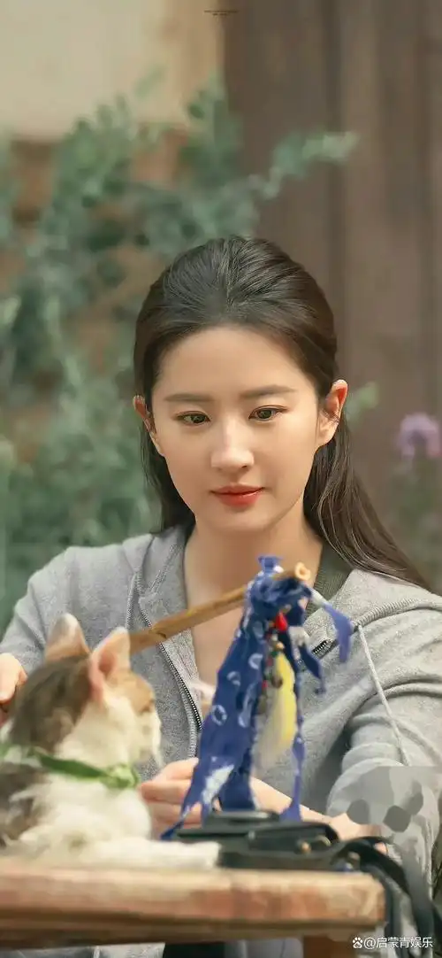 与妈妈合照相比,刘亦菲的颜值相形见绌,妈妈的仙颜实至名归.