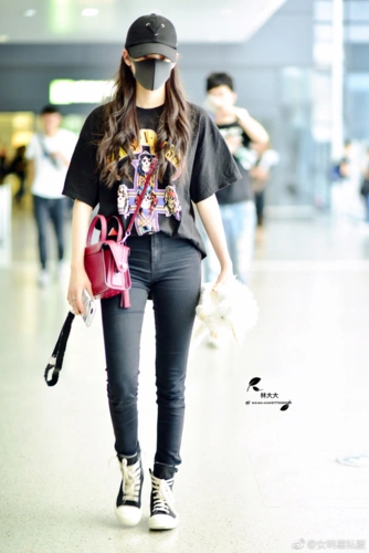 欧阳娜娜与关晓彤都穿黑色牛仔裤,一个卖家秀,一个买家秀