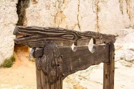 原始的正义木制的颈手枷.照片