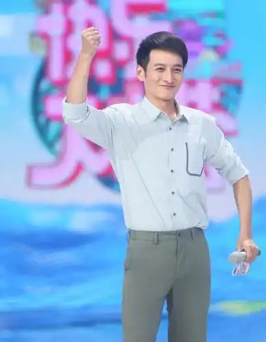 李维嘉与神秘女牵手逛商场显亲密,被疑恋情曝光,网友分析疑点多